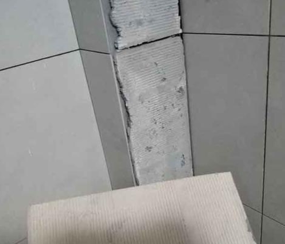 钟祥瓷砖空鼓维修公司分享下厨房瓷砖脱落的补救措施。